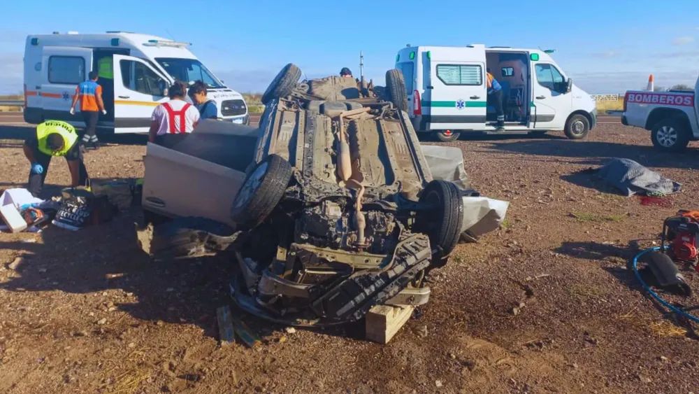 Un grave accidente de tránsito ocurrió este lunes en el kilómetro 291 de la Ruta 151, en cercanías de la localidad pampeana de Algarrobo del Águila. Un Toyota Etios volcó y murió una adolescente.