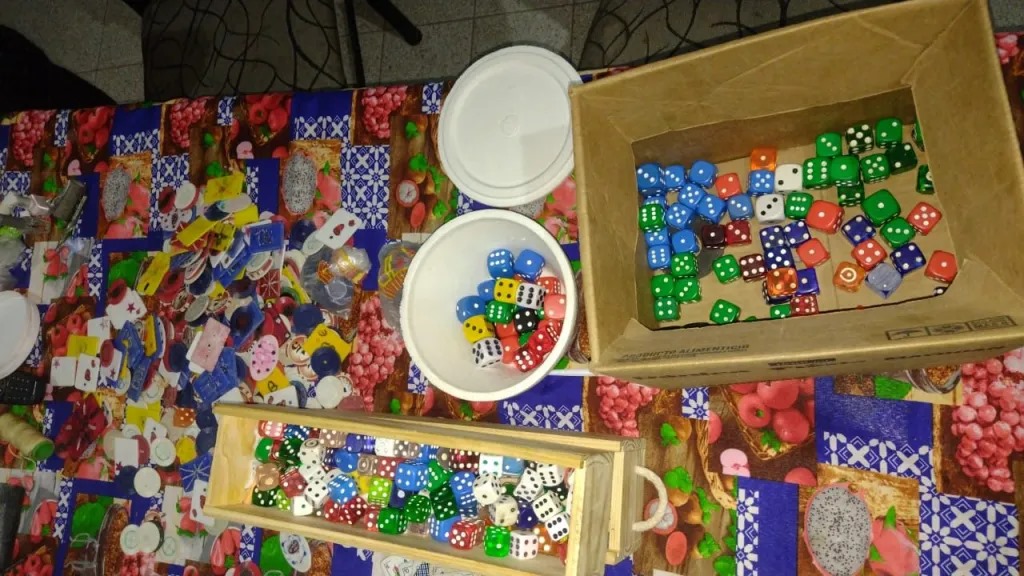Sorprendieron a más de 20 personas jugando en un casino clandestino que funcionaba en un lavadero