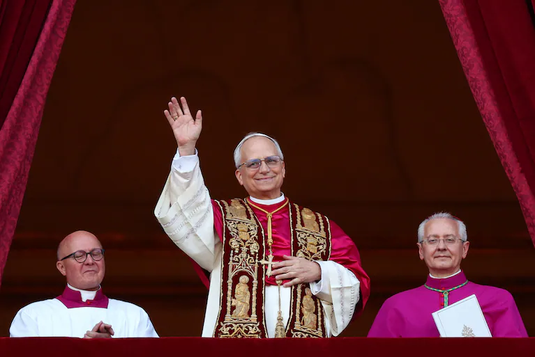 Las lágrimas del papa León XIV al saludar a los fieles por primera vez en la plaza San Pedro