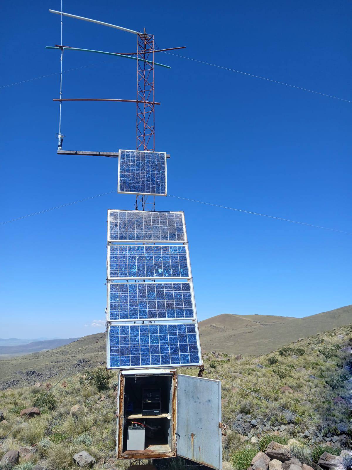 MEJORA EN LA CONECTIVIDAD PARA LOS PUESTEROS: SE RECUPERÓ LA REPETIDORA VHF DE CERRO NEVADO