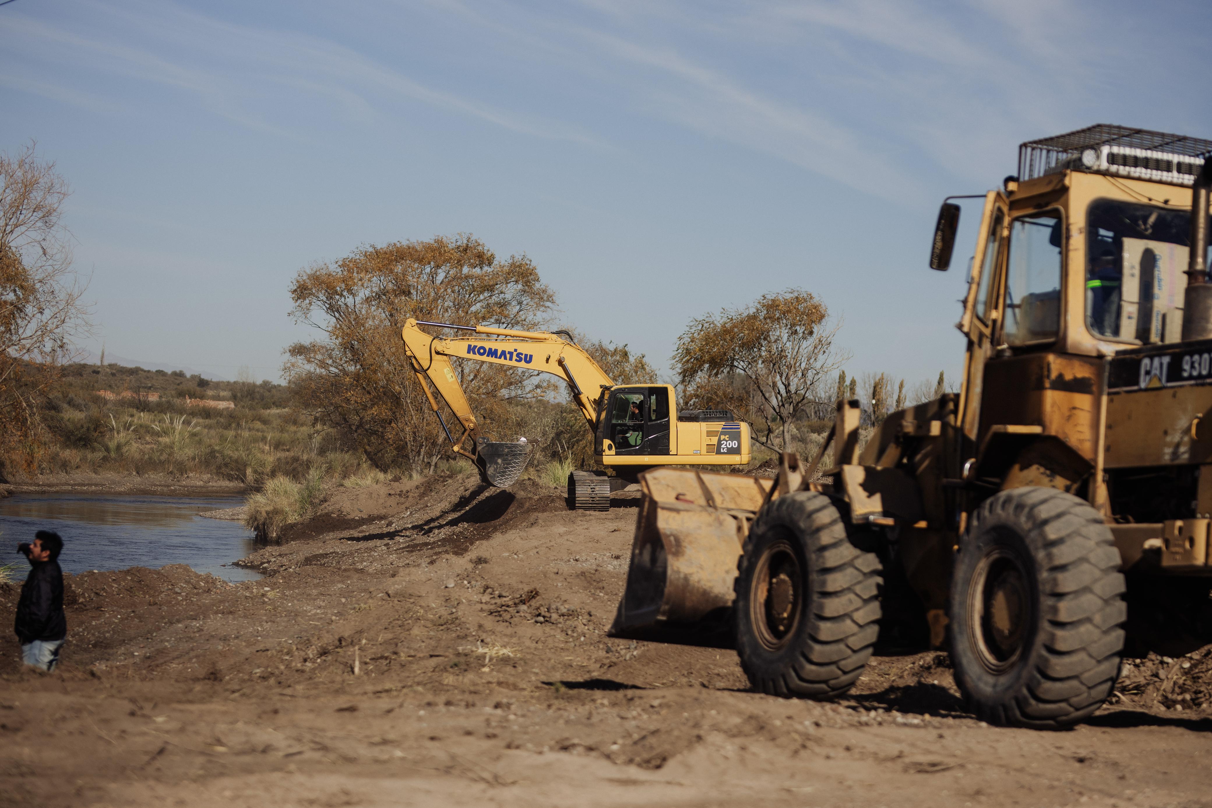 *EL MUNICIPIO CONSTRUYE LA COSTANERA MÁS GRANDE DE LOS DISTRITOS Y OMAR FÉLIX VISITÓ LAS OBRAS*