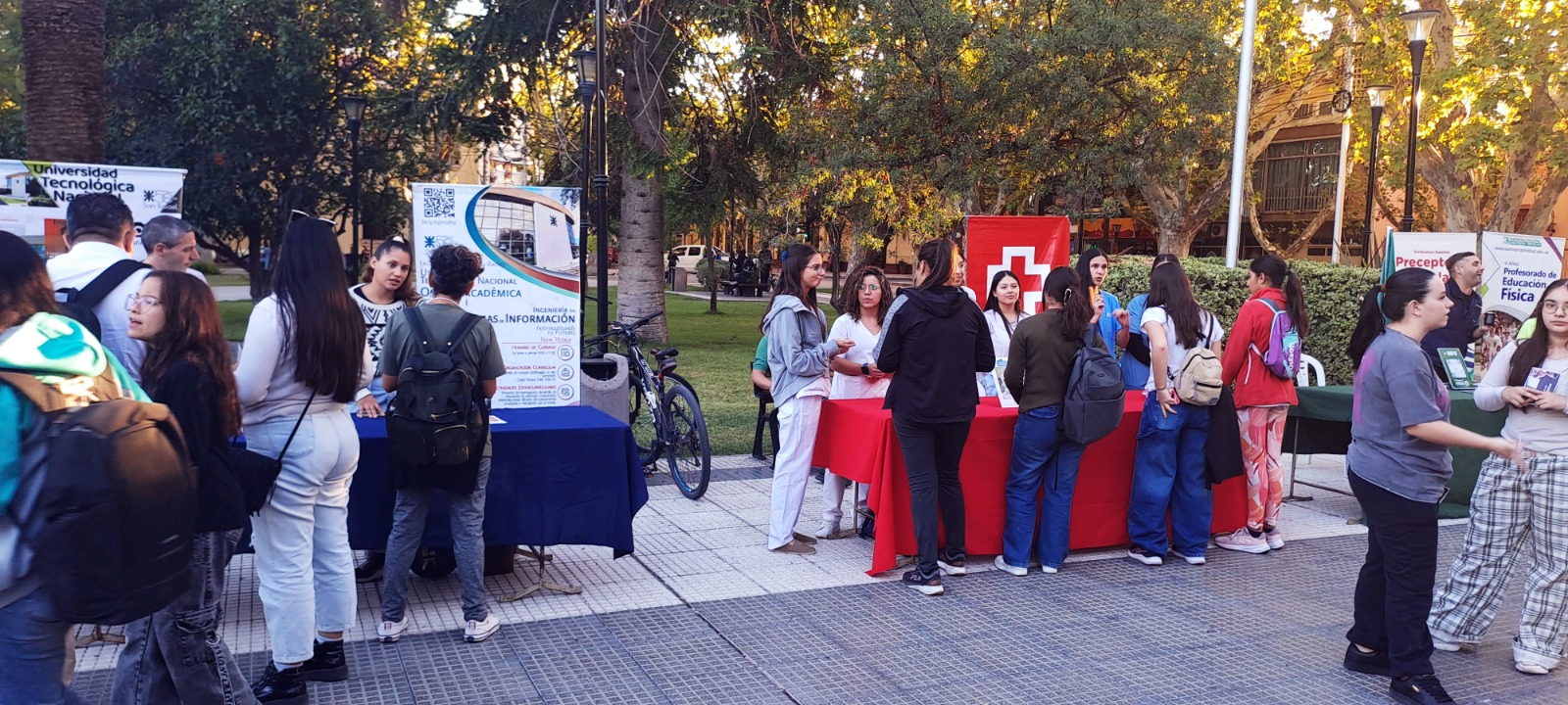 NUTRIDA CONVOCATORIA DE JÓVENES EN PLAZA SAN MARTÍN PARA LA EXPO OFERTA EDUCATIVA