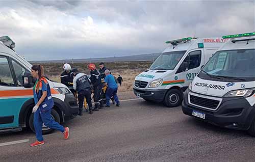 Accidente frontal entre dos camionetas en la Ruta 144