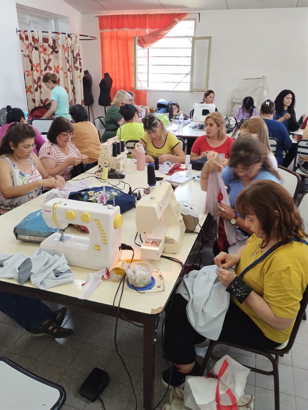 INICIO DE CLASES: TALLERES GRATUITOS DEL POLO TEXTIL PARA CONFECCIONAR MOCHILAS Y PECHERAS