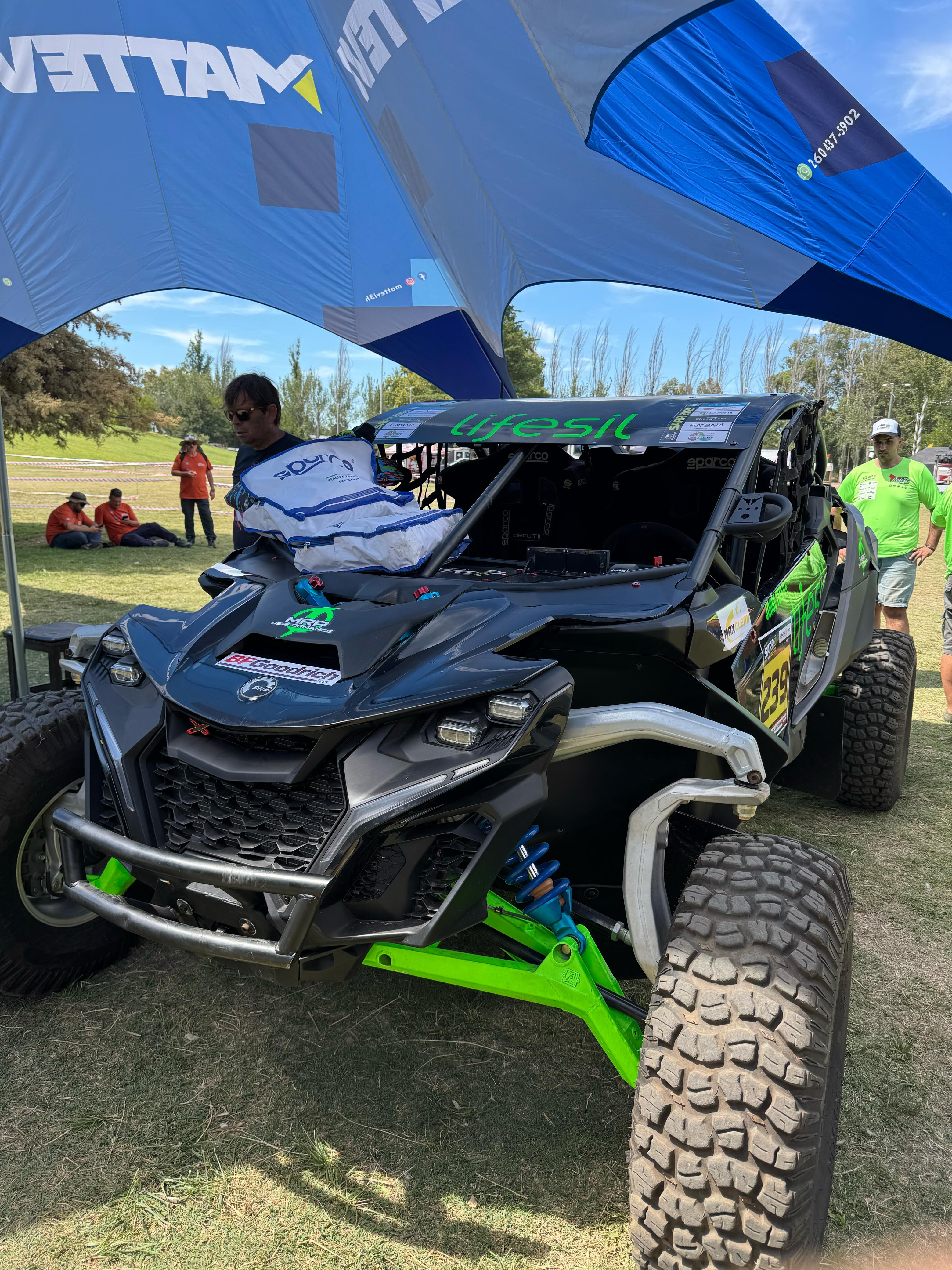 TODO LISTO EN EL PARQUE YRIGOYEN PARA LA PRESENTACIÓN DEL RALLY SUDAMERICANO