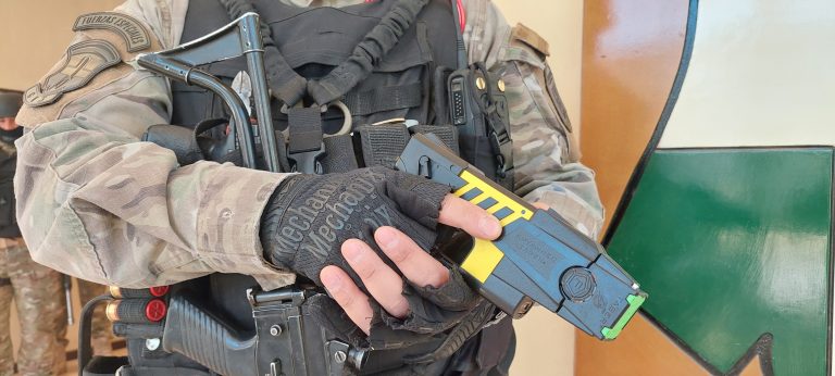 El Gobierno comprará pistolas Taser para fortalecer el equipamiento de la Policía de Mendoza