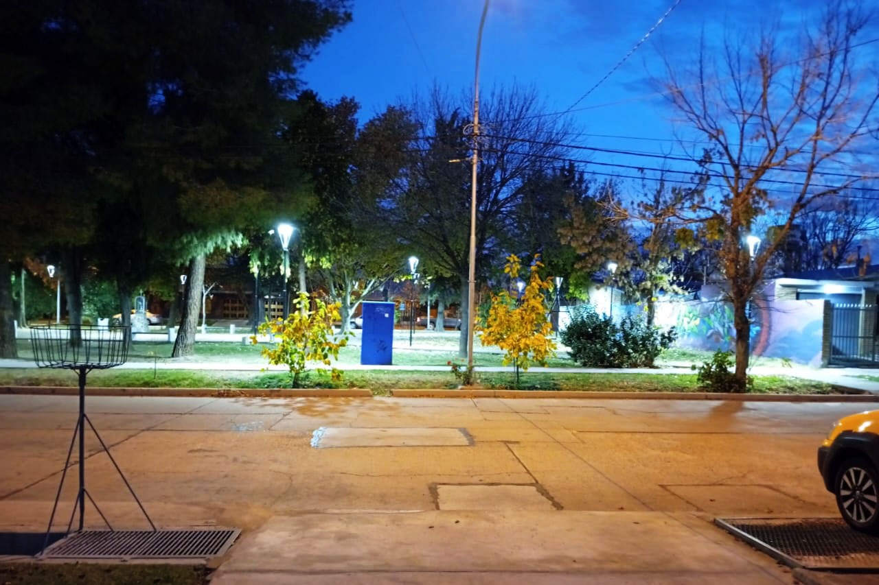 SE SIGUEN SUMANDO LUCES LED: AHORA FUE EL TURNO DE LA PLAZA ABADÍA
